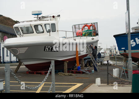 Sailor mantenendo per lui è la pesca in barca Port Erin Foto Stock