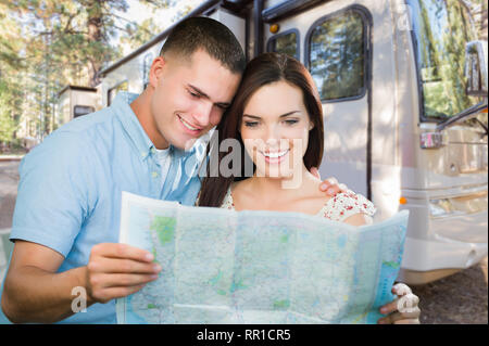 Giovane coppia militare guardando la mappa nella parte anteriore del RV. Foto Stock