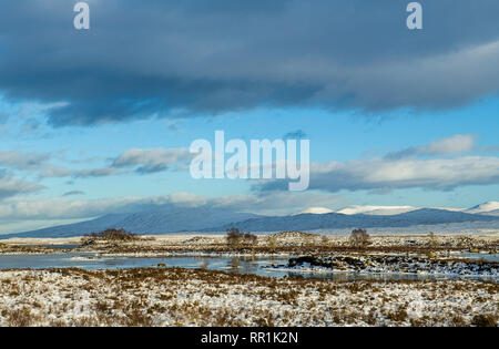 Guardando attraverso Rannoch Moor in una fredda giornata invernale con neve sul terreno, Highlands scozzesi Foto Stock