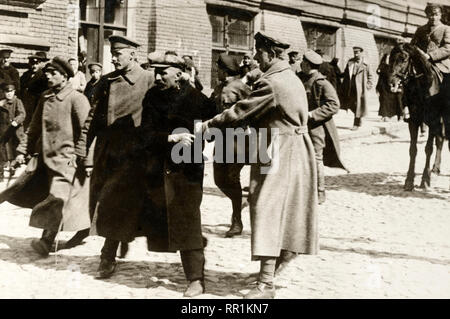 Scene bolscevica a Mosca. Questo esclusivo foto mostra le scene del terrorismo a Mosca. Le guardie rosse sono mostrati l'arresto di un uomo sospettato di contro-rivoluzionario tenute in una pubblica piazza - prima di gennaio 9 1919 ca. 1918 Foto Stock