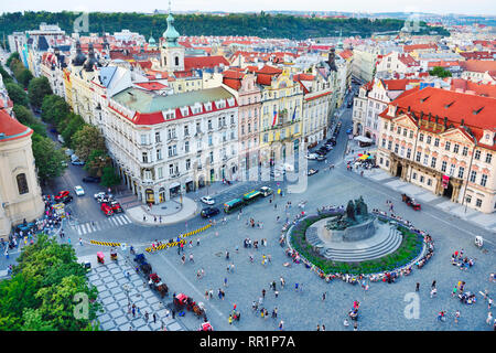 Piazza della Città Vecchia di Praga, Repubblica Ceca con elevato angolo vista sui tetti e i turisti in piazza Foto Stock