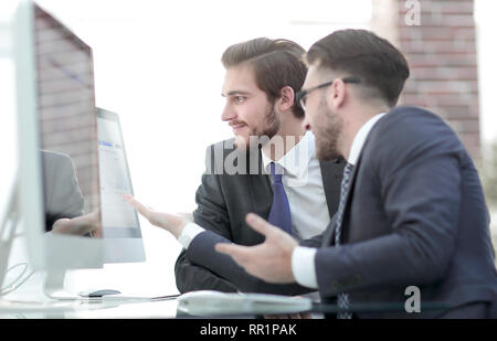 Due leader avente una discussione aziendale in ufficio. Foto Stock