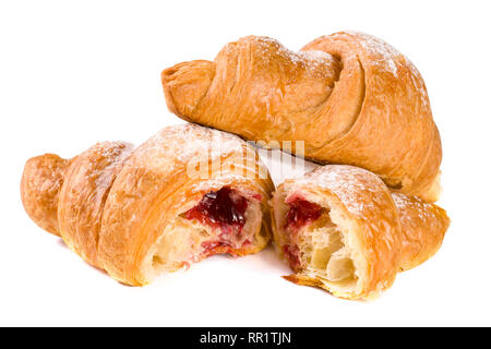 Croissant e metà con marmellata di ciliege zucchero a velo isolati su sfondo bianco closeup Foto Stock