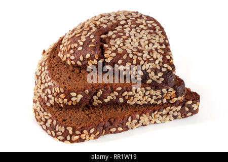 Tre fette di pane nero con semi di sesamo isolati su sfondo bianco Foto Stock