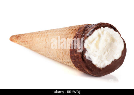 Cono gelato di cioccolato isolato su sfondo bianco Foto Stock