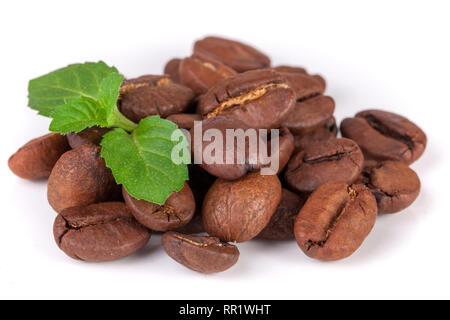 Pila di chicchi di caffè con una foglia di menta isolati su sfondo bianco Foto Stock
