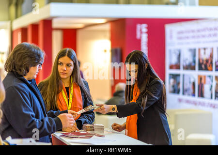 BOLOGNA, Italia - 18 febbraio 2019: hostess accoglie i visitatori in DEVOTIO prodotti religiosi e mostra di servizio Foto Stock