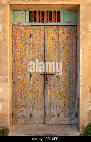 Weathered decorata porta, Giardini Andalusi, Casbah, Rabat, Marocco Foto Stock