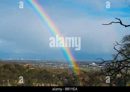 Bellissimo arcobaleno su case e paesaggio rurale, mostrando estremità di arcobaleno e vallata soleggiata nella California settentrionale vino raffinato quartiere paese Foto Stock