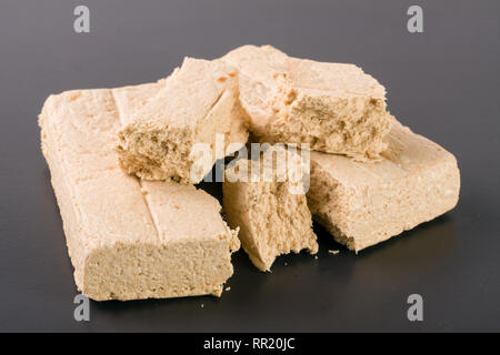 Peanut halva su sfondo scuro closeup Foto Stock