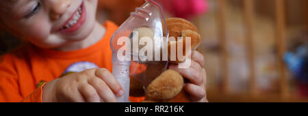 Bambino felice fa di inalazione a casa per Foto Stock