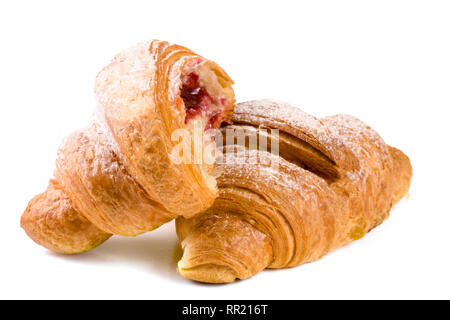 Croissant e metà con marmellata di ciliege zucchero a velo isolati su sfondo bianco closeup Foto Stock