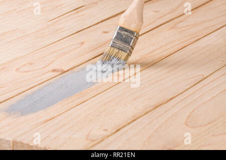 Verniciatura pannello di legno spazzola di vernice di colore grigio Foto Stock