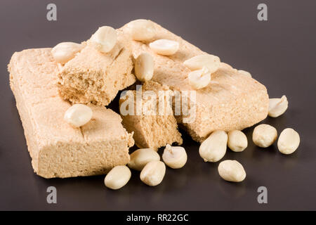 Peanut halva su sfondo scuro closeup Foto Stock
