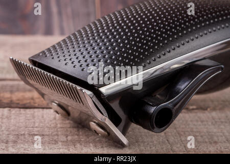 Rifinitore per i peli su un vecchio Sfondo legno closeup Foto Stock