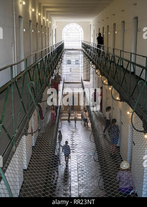 Visitatori all'interno il memoriale delle vittime del comunismo e della resistenza, situato in un ex carcere utilizzato dal regime comunista per tenere politi Foto Stock