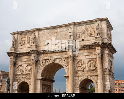 Arco di Costantino Dettaglio Top Shot vicino a Colosseo a Roma Foto Stock