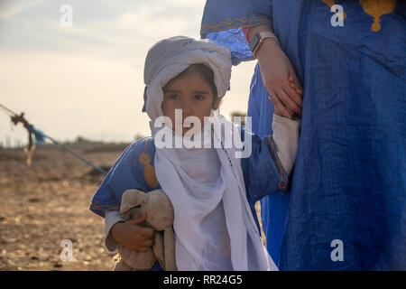 Bambina in arabo tradizionale azienda vestito sua madre la mano. Foto Stock