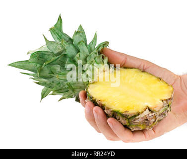 La metà di un ananas in mano isolati su sfondo bianco Foto Stock