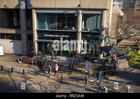 Starbucks Coffee Shop, la Torre Guoman Hotel, St Katharine modo, St Katharine & Wapping, Londra E1W 1LD, vista generale GV Foto Stock