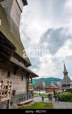 Una chiesa in legno presso il monastero Bârsana complesso nel Maramure? Regione in Romania. Foto Stock