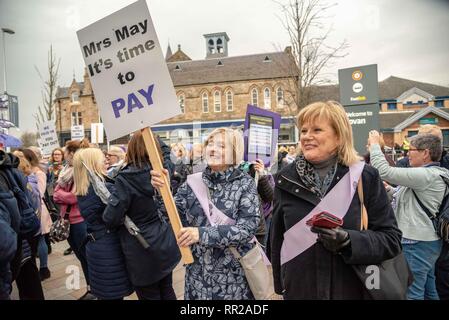 Govan, Glasgow City, Regno Unito. Il 23 febbraio, 2019. Due manifestanti sono visti con un cartellone durante la dimostrazione.manifestanti da tutta la Scozia ha preso parte ad una manifestazione di protesta contro le modifiche in pensione statale per le donne. WASPI (Donne contro la pensione statale ingiustizia) e molti altri gruppi sono scesi in piazza a protestare su di esso. Credito: Stewart Kirby SOPA/images/ZUMA filo/Alamy Live News Foto Stock