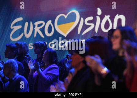 Kiev, Ucraina. Il 23 febbraio, 2019. La gente applaude durante il Concorso Eurovisione della canzone (CES) 2019 selezione nazionale finale a Kiev, Ucraina, il 23 febbraio 2019. Cantante ucraina MARUV con "Siren Song' brano sarà rappresenta l'Ucraina durante il 2019 l'Eurovision Song Contest contest di Tel Aviv, Israele dal 14 al 18 maggio 2019. Credito: Serg Glovny/ZUMA filo/Alamy Live News Foto Stock