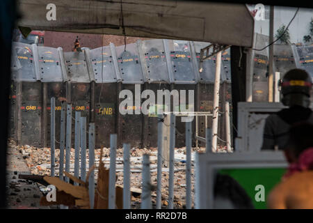 Cucuta, Colombia. Il 23 febbraio, 2019. I soldati della guardia nazionale blocco di Francisco de Puala Santander Bridge al confine con la Colombia. I soldati della guardia nazionale blocco di Francisco de Puala Santander Bridge al confine con la Colombia. Credito: Benjamin Rojas/dpa/Alamy Live News Foto Stock