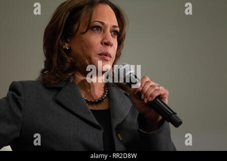 Ankeny, Iowa, USA. Il 23 febbraio, 2019. Stati Uniti Il senatore Kamala Harris parla durante un municipio campagna evento all'FFA Centro di arricchimento sul campus di Des Moines Area Community College (DMACC) in Ankeny, Iowa, USA. Il Sen. Harris, un candidato presidenziale democratico per l'elezione 2020, sta facendo una campagna nello Iowa in anticipo da parte dello stato della first-in-la-nazione Caucaso. J. Alex Cooney/Alamy Live News Foto Stock