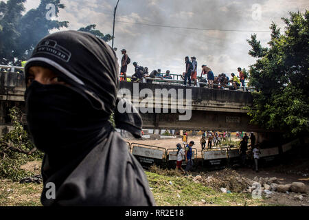 Cucuta, Colombia. Il 23 febbraio, 2019. I manifestanti sono in piedi accanto al ponte internazionale. Più di 280 persone sono rimaste ferite in scontri di frontiera e la distribuzione del venezuelano di forze di sicurezza sul territorio colombiano di sabato, oltre 35 dei quali dovevano essere adottate per gli ospedali. Credito: Benjamin Rojas/dpa/Alamy Live News Foto Stock