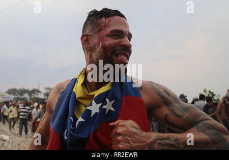 Cucuta, Colombia. Il 23 febbraio, 2019. Il dimostratore feriti al ponte internazionale. Più di 280 persone sono rimaste ferite in scontri di frontiera e la distribuzione del venezuelano di forze di sicurezza sul territorio colombiano di sabato, oltre 35 dei quali dovevano essere adottate per gli ospedali. Credito: Rafael Hernández/dpa/Alamy Live News Foto Stock