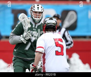 Piscataway, NJ, Stati Uniti d'America. Il 23 febbraio, 2019. Loyola levrieri utente malintenzionato Pat Spencer (7) tenta di mettere una mossa su Rutgers defenceman Kyle Pless (5) durante un degli uomini del NCAA lacrosse gioco tra Loyola University Maryland e la Rutgers Scarlet Knights a HighPoint.com stadium di Piscataway, NJ. Mike Langish/Cal Sport Media. Credito: csm/Alamy Live News Foto Stock