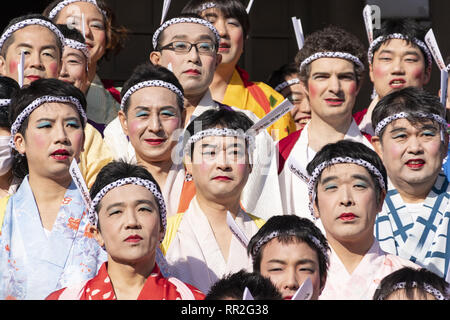 Tokyo, Giappone. 24 Febbraio, 2019. I partecipanti vestiti nelle donne il kimono e indossando il trucco, posa per una foto di gruppo durante la Ikazuchi no Daihannya festival nel Tempio Shinzoin. Volontari Festival di portare i contenitori 6 dal tempio Shinzoin intorno al quartiere di scacciare gli spiriti malvagi.Â Le origini di questo evento annuale sono contestati, ma la leggenda dice il sacerdote del tempio Shinzoin hanno visitato casa per casa per impedire la diffusione del colera durante la tarda epoca Edo. Un'altra leggenda di un uomo che ha vissuto nel quartiere vestito di donna kimono per spaventare i cattivi spiriti per il suo si Foto Stock