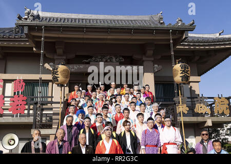 Tokyo, Giappone. 24 Febbraio, 2019. I partecipanti vestiti nelle donne il kimono e indossando il trucco, posa per una foto di gruppo durante la Ikazuchi no Daihannya festival nel Tempio Shinzoin. Volontari Festival di portare i contenitori 6 dal tempio Shinzoin intorno al quartiere di scacciare gli spiriti malvagi.Â Le origini di questo evento annuale sono contestati, ma la leggenda dice il sacerdote del tempio Shinzoin hanno visitato casa per casa per impedire la diffusione del colera durante la tarda epoca Edo. Un'altra leggenda di un uomo che ha vissuto nel quartiere vestito di donna kimono per spaventare i cattivi spiriti per il suo si Foto Stock