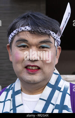 Tokyo, Giappone. 24 Febbraio, 2019. Un partecipante vestito nelle donne il kimono e indossando il trucco, in posa per una fotografia durante la Ikazuchi no Daihannya festival. Volontari Festival di portare i contenitori 6 dal tempio Shinzoin intorno al quartiere di scacciare gli spiriti malvagi.Â Le origini di questo evento annuale sono contestati, ma la leggenda dice il sacerdote del tempio Shinzoin hanno visitato casa per casa per impedire la diffusione del colera durante la tarda epoca Edo. Un'altra leggenda di un uomo che ha vissuto nel quartiere vestito di donna kimono per spaventare i cattivi spiriti di sua sorella che era la sofferenza Foto Stock