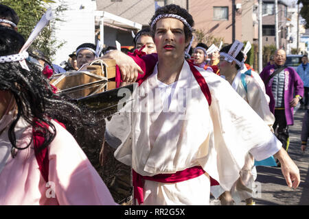 Tokyo, Giappone. 24 Febbraio, 2019. Uno straniero da Australia vestito nelle donne il kimono e indossando il trucco, prende parte durante la Ikazuchi no Daihannya festival. Volontari Festival di portare i contenitori 6 dal tempio Shinzoin intorno al quartiere di scacciare gli spiriti malvagi.Â Le origini di questo evento annuale sono contestati, ma la leggenda dice il sacerdote del tempio Shinzoin hanno visitato casa per casa per impedire la diffusione del colera durante la tarda epoca Edo. Un'altra leggenda di un uomo che ha vissuto nel quartiere vestito di donna kimono per spaventare i cattivi spiriti di sua sorella che era sufferin Foto Stock