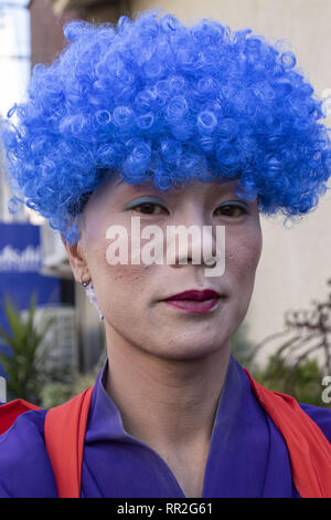 Tokyo, Giappone. 24 Febbraio, 2019. Un partecipante vestito nelle donne il kimono e indossando il trucco, in posa per una fotografia durante la Ikazuchi no Daihannya festival. Volontari Festival di portare i contenitori 6 dal tempio Shinzoin intorno al quartiere di scacciare gli spiriti malvagi.Â Le origini di questo evento annuale sono contestati, ma la leggenda dice il sacerdote del tempio Shinzoin hanno visitato casa per casa per impedire la diffusione del colera durante la tarda epoca Edo. Un'altra leggenda di un uomo che ha vissuto nel quartiere vestito di donna kimono per spaventare i cattivi spiriti di sua sorella che era la sofferenza Foto Stock