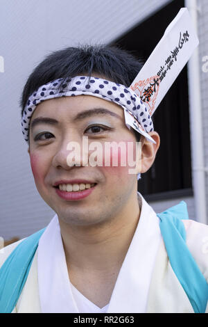 Tokyo, Giappone. 24 Febbraio, 2019. Un partecipante vestito nelle donne il kimono e indossando il trucco, in posa per una fotografia durante la Ikazuchi no Daihannya festival. Volontari Festival di portare i contenitori 6 dal tempio Shinzoin intorno al quartiere di scacciare gli spiriti malvagi.Â Le origini di questo evento annuale sono contestati, ma la leggenda dice il sacerdote del tempio Shinzoin hanno visitato casa per casa per impedire la diffusione del colera durante la tarda epoca Edo. Un'altra leggenda di un uomo che ha vissuto nel quartiere vestito di donna kimono per spaventare i cattivi spiriti di sua sorella che era la sofferenza Foto Stock