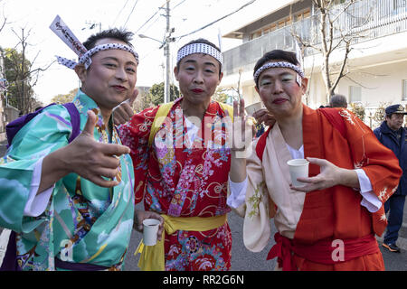 Tokyo, Giappone. 24 Febbraio, 2019. I partecipanti vestiti nelle donne il kimono e indossando il trucco, posano per una foto durante la Ikazuchi no Daihannya festival. Volontari Festival di portare i contenitori 6 dal tempio Shinzoin intorno al quartiere di scacciare gli spiriti malvagi.Â Le origini di questo evento annuale sono contestati, ma la leggenda dice il sacerdote del tempio Shinzoin hanno visitato casa per casa per impedire la diffusione del colera durante la tarda epoca Edo. Un'altra leggenda di un uomo che ha vissuto nel quartiere vestito di donna kimono per spaventare i cattivi spiriti di sua sorella che soffriva f Foto Stock