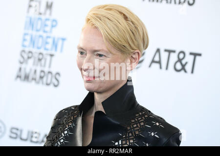 SANTA MONICA, Los Angeles, CA, Stati Uniti d'America - 23 febbraio: attrice Tilda Swinton indossa un Haider Ackermann outfit arriva a 2019 Film lo spirito indipendente Awards tenutosi presso la spiaggia di Santa Monica il 23 febbraio 2019 in Santa Monica, Los Angeles, California, Stati Uniti. (Foto di Xavier COLLIN/Image Press Agency) Foto Stock