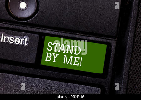 Testo della scrittura in stand by Me. concetto significato essere sempre intorno a me non contare su qualcuno per tutto il tempo dei tasti della tastiera intenzione di creare computer me Foto Stock