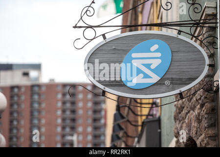 OTTAWA, Canada - 11 novembre 2018: Shoppers Drug Mart logo nella parte anteriore del loro negozio nel centro cittadino di Ottawa, Ontario. Shoppers Drug mart è un canadese chai Foto Stock