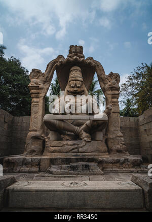 Lakshmi Narasimha Tempio o statua di Ugra Narsimha, Hampi karnakata india con cielo molto nuvoloso Foto Stock