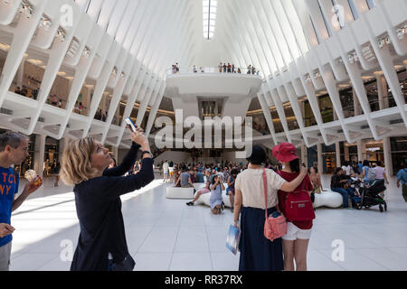 I turisti all'interno del World Trade Center il trasporto hub, New York New York, Stati Uniti d'America Foto Stock