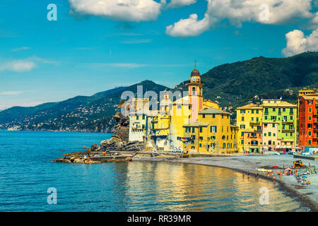 Incredibile estate vacanza sulla spiaggia e destinazione di viaggio. Costa mediterranea con i suoi edifici colorati e beach resort vicino a Genova, Camogli, Liguria, Foto Stock