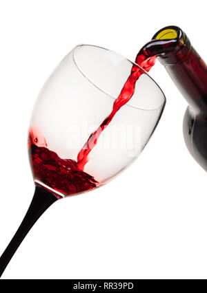 Vino rosso versando in vetro bianco su sfondo isolato Foto Stock