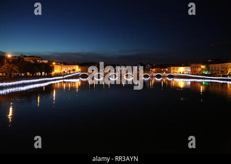 Fiume withe decorazioni di Natale riflessioni taverna, Portogallo Foto Stock