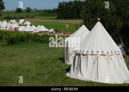 Tende in un accampamento medievale durante una ricostruzione storica Foto Stock