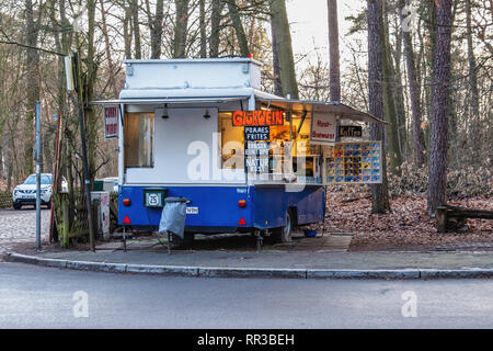 Berlino -- Zehlendorf. Krumme Lanke.Caravan di fast food che vendono cibo e bevande. Il bratwurst, Chip & Gluhwein Foto Stock
