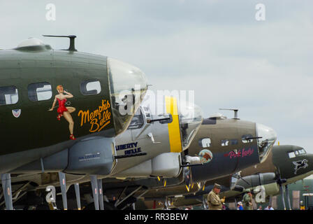 Tre Boeing B-17 della seconda guerra mondiale bombardieri Flying Fortress schierati a Duxford. Bombardieri della seconda guerra mondiale provenienti da Stati Uniti, Francia e Regno Unito Foto Stock